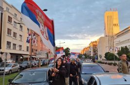 VIDEO: Kolona sa zastavama Srbije prošla kroz Novi Sad nakon usvajanja Rezolucije o Srebrenici
