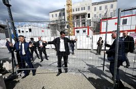 FOTO: Mađar sklonio ograde ispred bivšeg Orbanovog sedišta, zgrada otvorena za posetioce