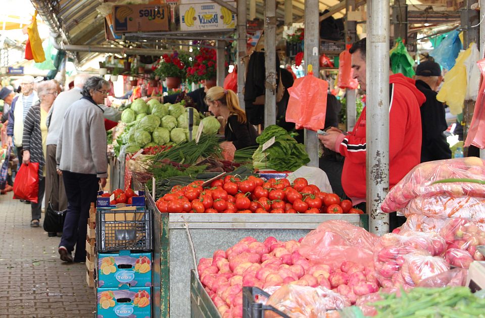 Cene voća i povrća ponovo ljute građane: Trešnje i do 1.500 dinara