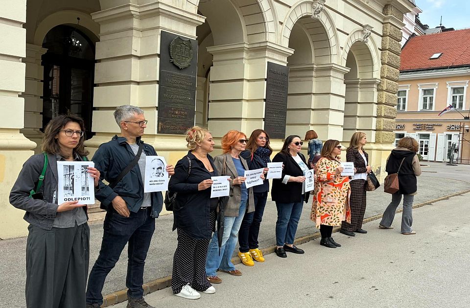 FOTO, VIDEO: Protest roditelja đaka Jovine gimnazije: Škola zloupotrebljena, predstavljeni smo kao nasilnici