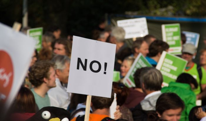 Sukob na demonstracijama u Parizu, policija ispalila suzavac