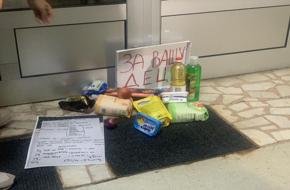 FOTO Meštani Bačke Palanke i večeras protestovali: Ostavili korpu proizvoda iz akcije "Bolja cena"