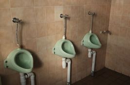 Učenici zbog TikTok izazova kradu pisoare i razbijaju pločice u toaletima