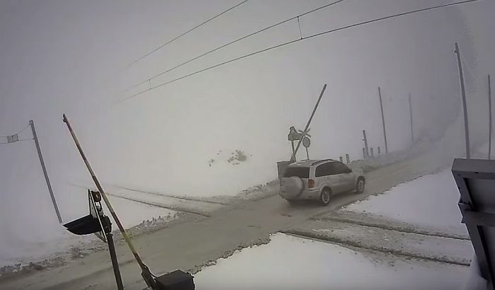 VIDEO: Vozači ignorišu rampu postavljenu nakon sudara voza i autobusa