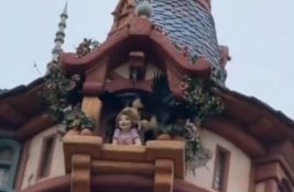 VIDEO: Bizaran video iz Diznilenda postao viralan - vrane napale Zlatokosu
