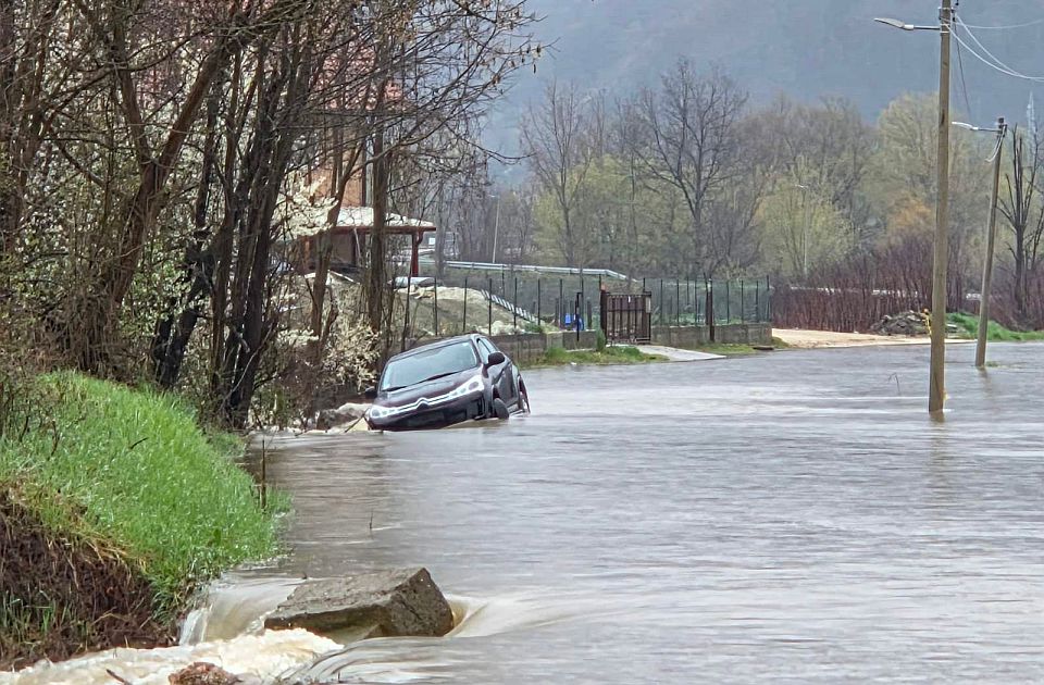 Vanredna odbrana od poplava u Lučanima: Stotine hektara poljoprivrednog zemljišta pod vodom