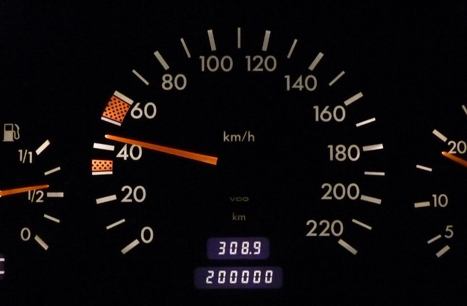 Vozači pozvani da smanje brzinu za 10 km/h kako bi uštedeli gorivo: Koja je logika iza toga?