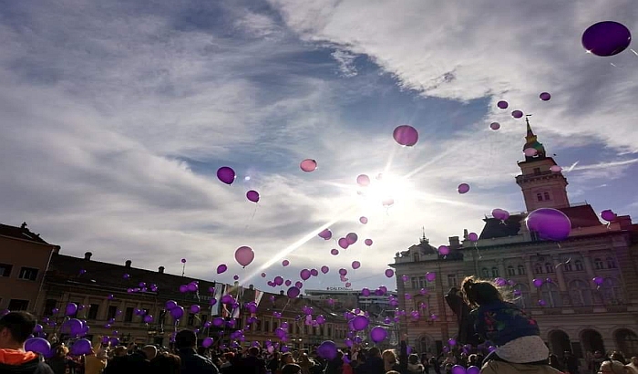 FOTO: Sa Trga slobode pušteno 500 balona u znak podrške prevremeno rođenim bebama