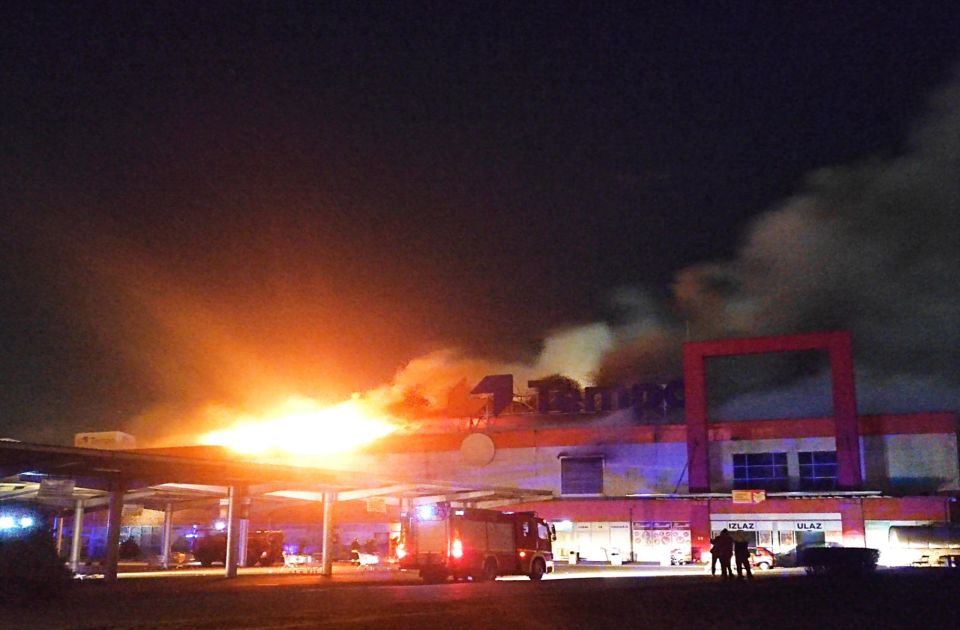 VIDEO: Požar u novosadskom hipermarketu "Tempo"