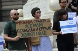 FOTO Sa protesta poslato pitanje Vučiću i Brnabić: Kako Rusi koji su protiv rata ugrožavaju Srbiju?