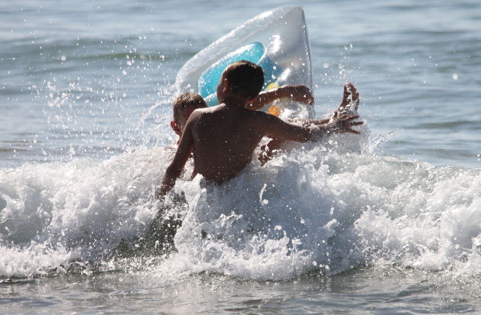 FOTO: Kupači u Jadranskom moru osećaju peckanje i svrab dok plivaju, objašnjeno zašto