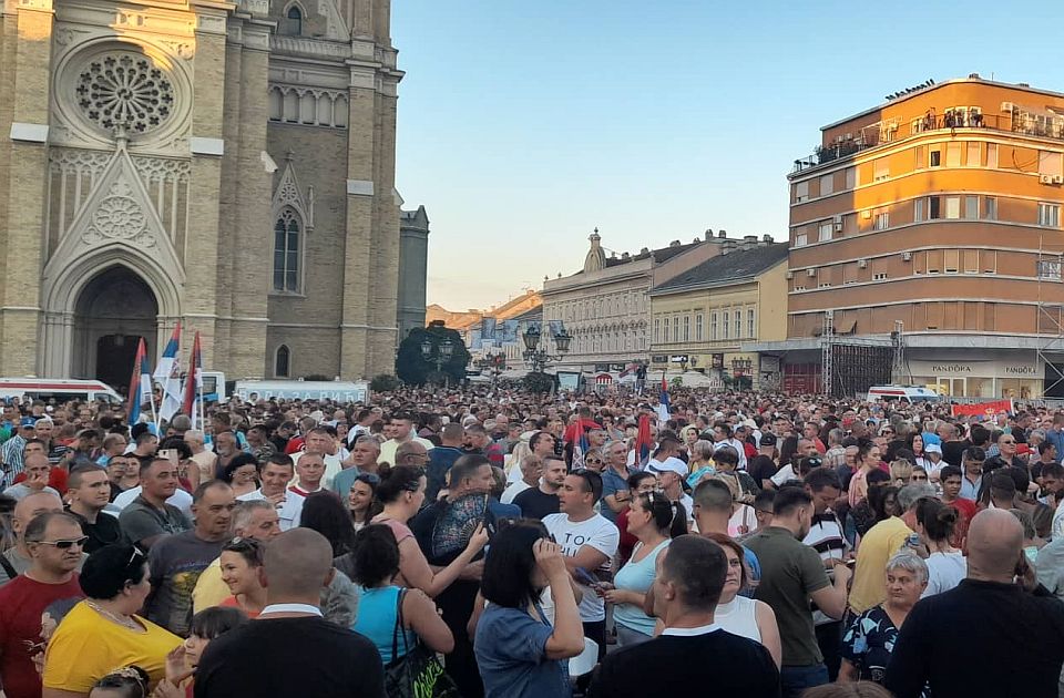 VIDEO: Obeležena godišnjica"Oluje", pun Trg slobode u Novom Sadu