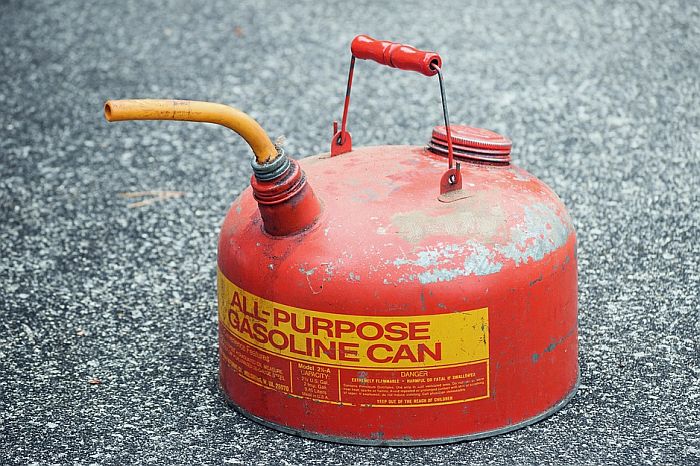 Polio se benzinom i pretio samoubistvom, policija ga spalila elektrošokerom