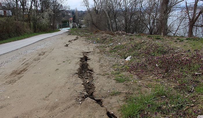 FOTO: Ponovo puca zemlja oko Donjeg puta u Ribnjaku, čeka se studija o sanaciji područja