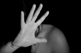 Policijsko zadržavanje muškarcu koji je ženu pretukao u Beogradu, pa je izveo nagu na terasu