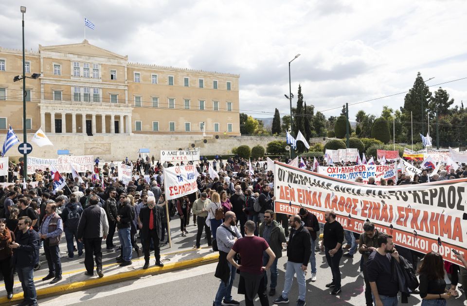 Hiljade na novim protestima u Grčkoj zbog pogibije ljudi u sudaru vozova: "Mi ćemo biti glas mrtvih"