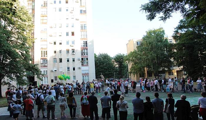 FOTO: "Trava se kosi, a drveće ne" - Građani protestovali protiv seče drveća zbog izgradnje garaže