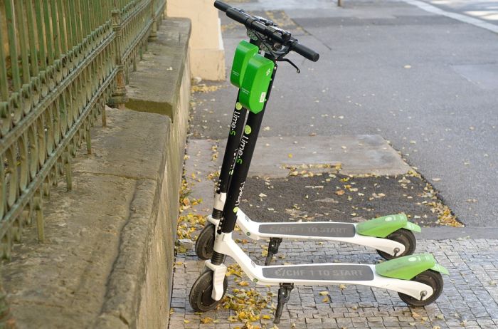 Pariz objavio rat električnim trotinetima