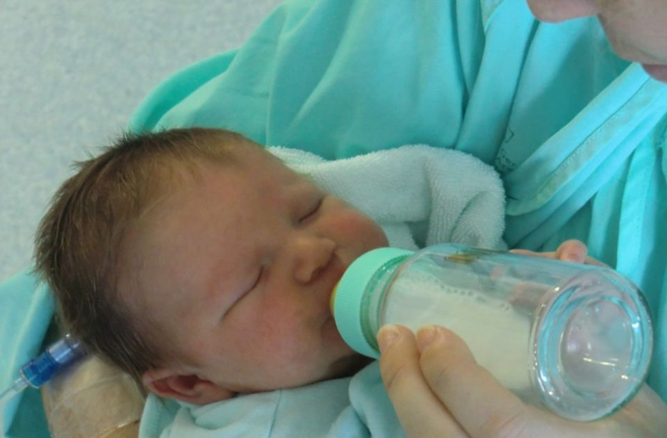 Bebe ne bi trebalo da piju kravlje mleko u prvoj godini života
