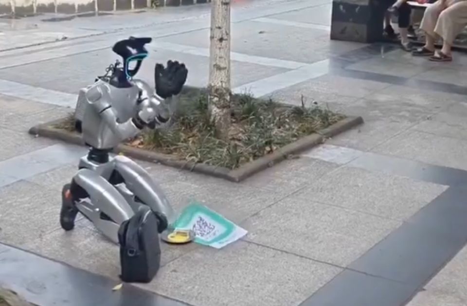 VIDEO Neobična scena: Robot preko QR koda "prosi novac za struju" na ulici