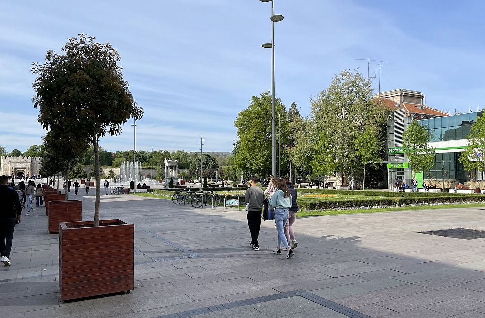 Nišlije se bune: Milion dinara potrošeno na "ozelenjavanje" starih vozila plastičnom travom