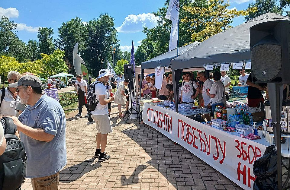 VIDEO: Štandovi pred početak studentskog skupa u Novom Sadu na više lokacija