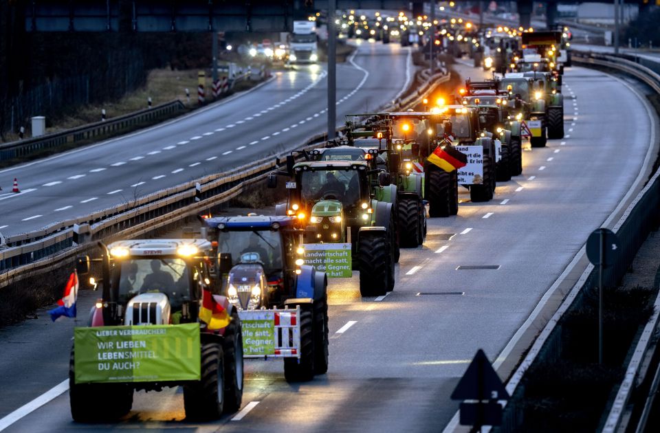 Poljoprivrednici blokirali prilaze aerodromu u Frankfurtu