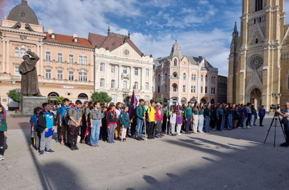 FOTO: Mladi izviđači na Trgu slobode obeležili Dan oslobođenja Novog Sada od fašista