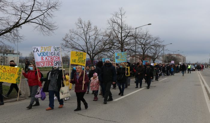 VIDEO: Novosađani protestovali na Novom naselju zbog plana koji predviđa garaže