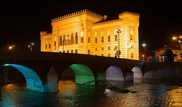 VIDEO Devojčica iz Sarajeva s tatom otpevala "Samo da rata ne bude"
