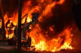 Izgorela dva automobila na Voždovcu, stanari evakuisani iz bezbednosnih razloga