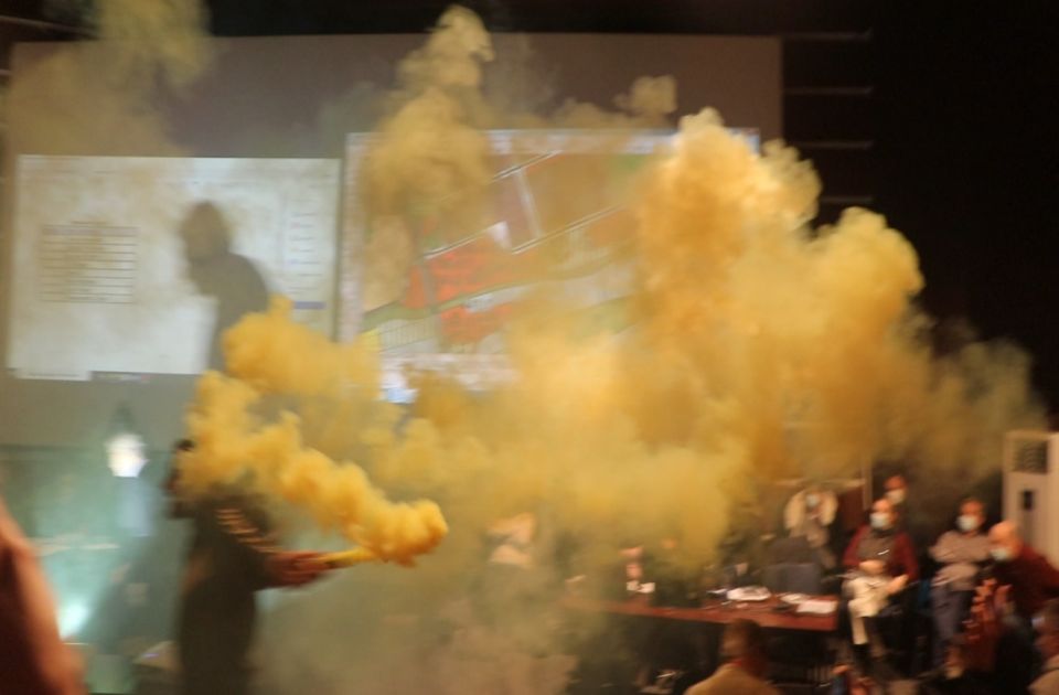 Tužilaštvo traži 10 meseci zatvora za aktiviste zbog bacanja farbe na prozore, bilborde i plakate