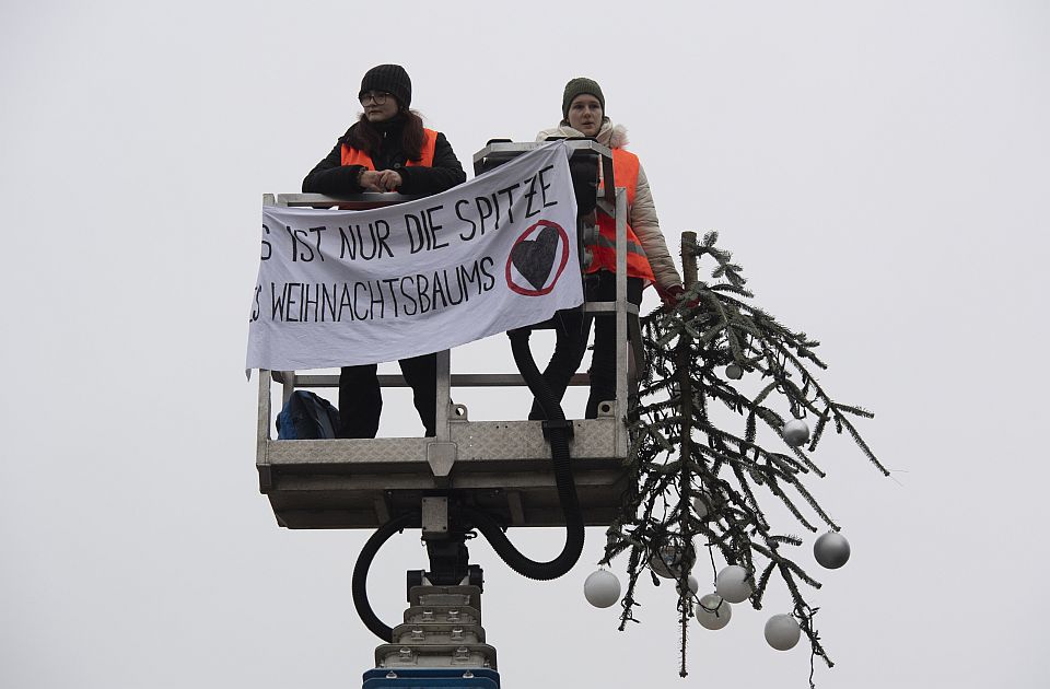FOTO: Klimatski aktivisti odsekli vrh božićne jelke kod Brandenburške kapije u Berlinu