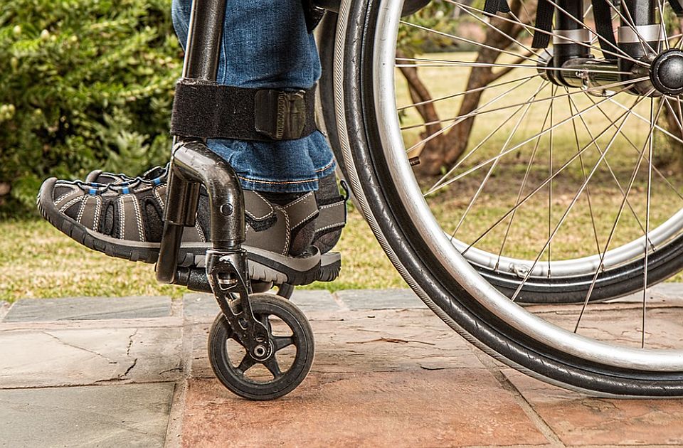 Majka počela da pravi rampu za sina u invalidskim kolicima, komšije blokiraju radove