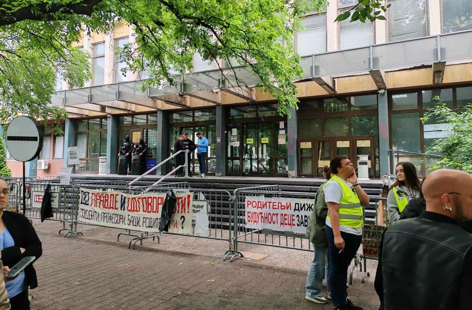 FOTO, VIDEO: Ponovo blokiran novosadski sud