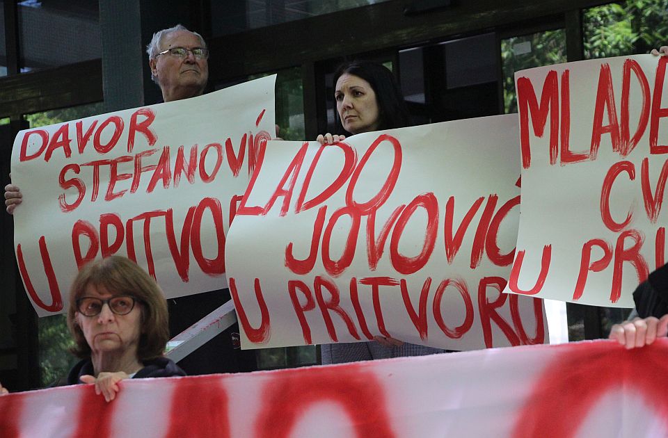 U pritvoru napadnut novosadski aktivista Davor Stefanović, polomljen mu nos na dva mesta U pritvoru napadnut novosadski aktivista Davor Stefanović, polomljen mu nos na dva mesta