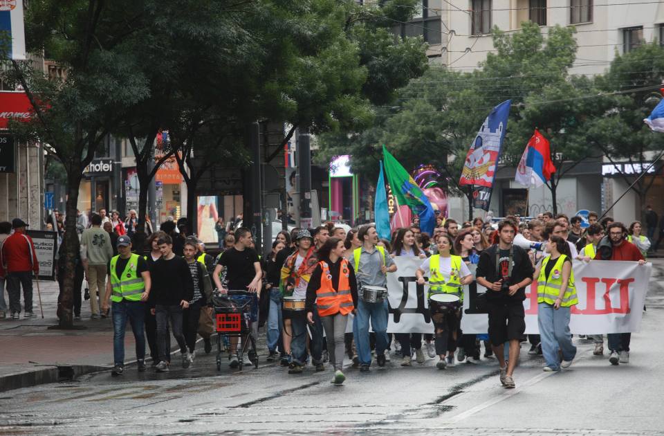 Održan protest srednjoškolaca ispred ministarstva Održan protest srednjoškolaca ispred ministarstva