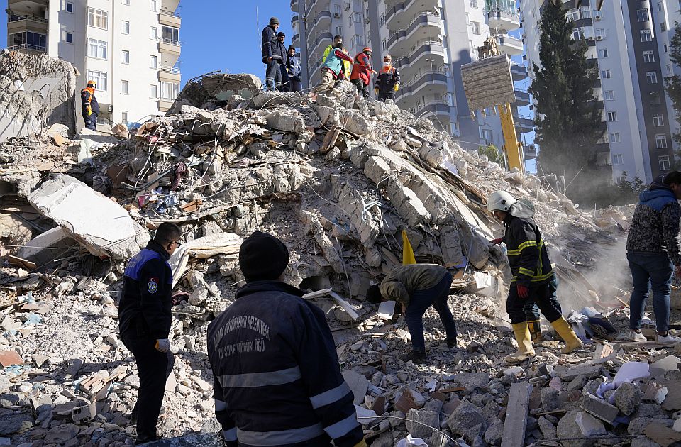 Majka i troje dece nakon 28 sati spaseni iz ruševina u Turskoj