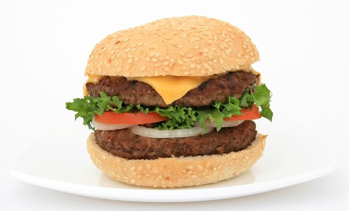 FOTO: Burger King ponudio doživotne burgere Ruskinjama koje zatrudne sa fudbalerima