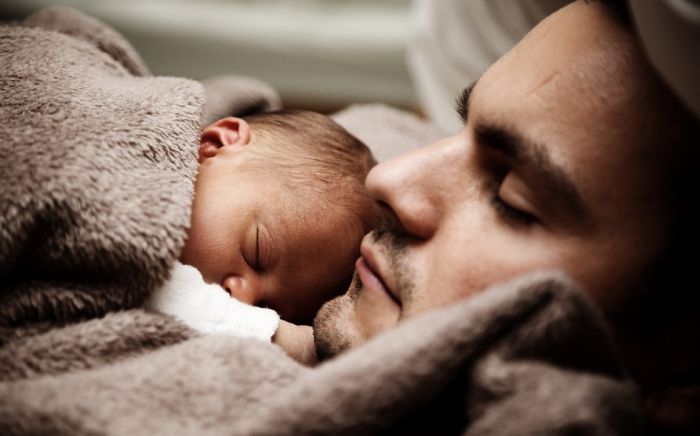 Roditelji novorođenčadi prosečno noću spavaju 4 sata i 44 minuta