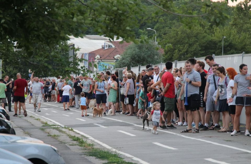 FOTO: Stanari beogradskog Bloka 37 dežuraju na gradilištu, Vesić tvrdi da su oni u pravu