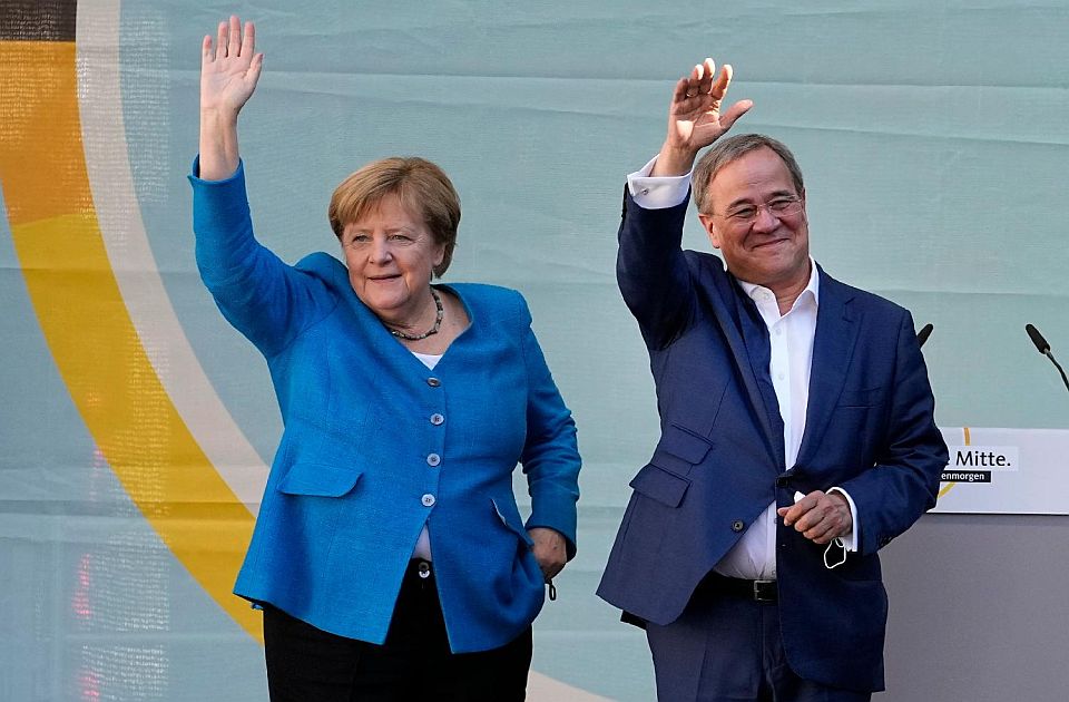 Angela Merkel na svom poslednjem mitingu pozvala na glasanje za Lašeta 