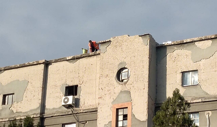 FOTO, VIDEO: Završena drama u centru, policajci spustili čoveka sa krova zgrade