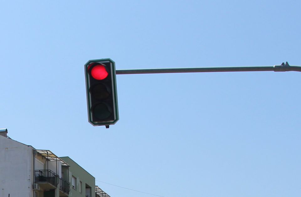 Kamere beleže i prolazak kroz žuto svetlo: Evo kolike su kazne