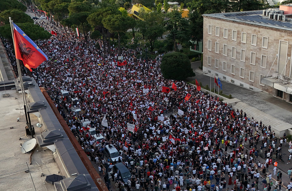 Flamingo revolucija u Albaniji: Evropska komisija upozorila zbog odmarališta povezanog sa Kušnerom