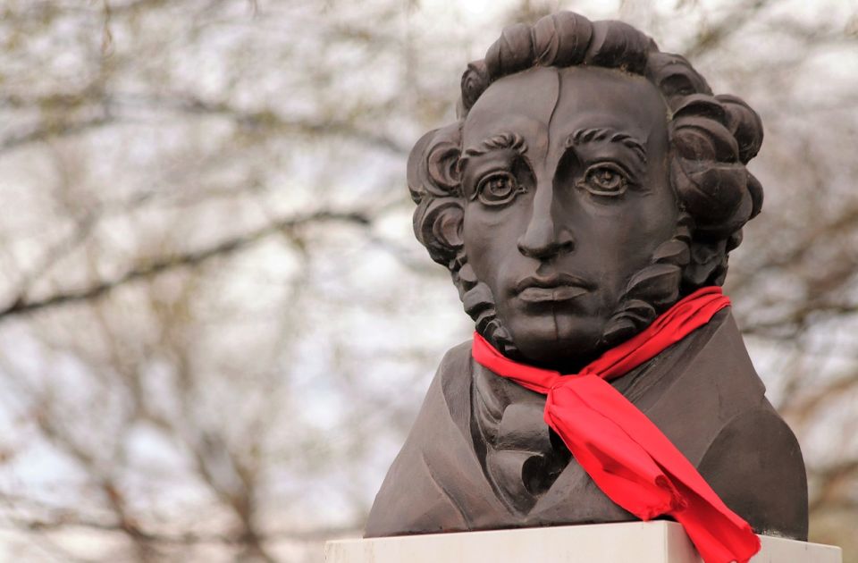 Na današnji dan: Puškin ubijen u dvoboju, umrli Milan Obrenović, Kardelj, Artur Miler i Širli Templ