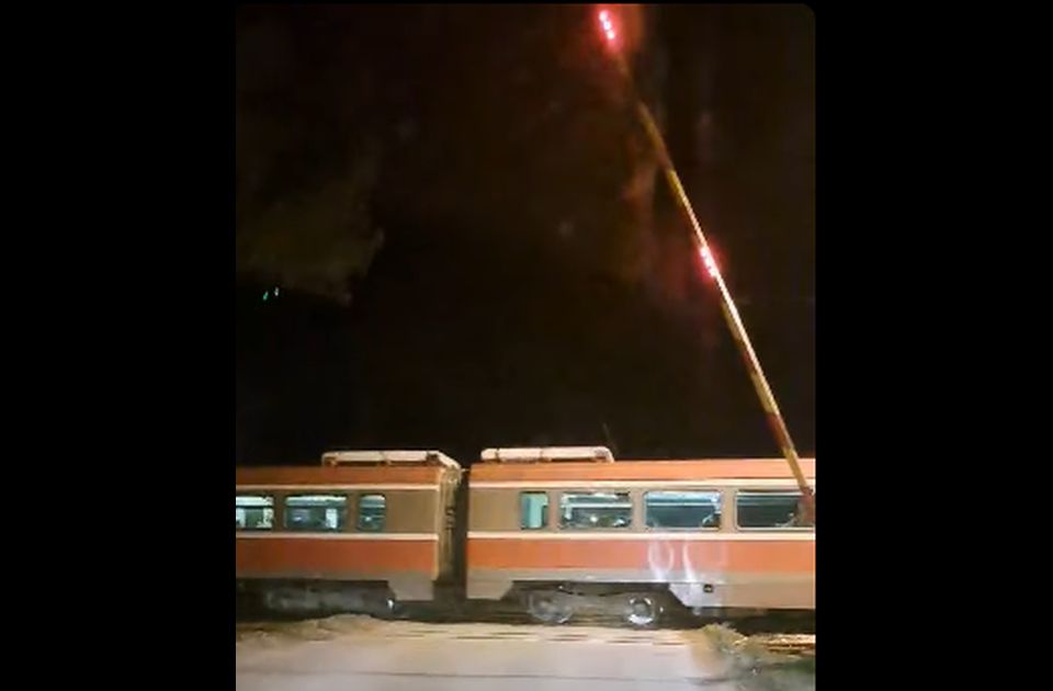 VIDEO: Podignuta rampa na prelazu u Futogu dok prolazi voz