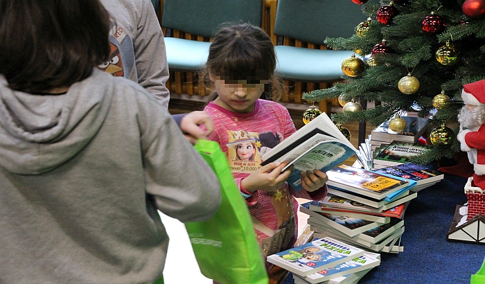 Fondacija Univerexport obradovala mališane u Dečijem selu paketima knjiga