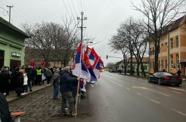 VIDEO: U Bačkom Petrovcu pristalice naprednjaka dočekale Vučića i Pelegrinija, predstavnici Slovaka potisnuti