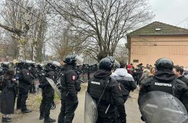 VIDEO Vučić i Pelegrini u Bačkom Petrovcu: Grupu građana okružila Žandarmerija